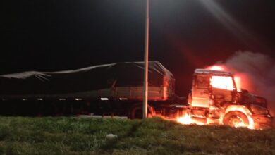 Photo of Incendio en una ruta de Córdoba: bomberos controlaron el fuego de un camión