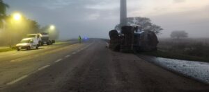 Photo of VOLCÓ UN ACOPLADO QUE TRANSPORTABA LECHE EN LA RUTA 158: NO HUBO HERIDOS