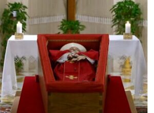 Photo of El Vaticano difundió las primeras imágenes de Francisco en su féretro