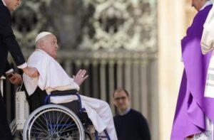 Photo of El Papa retoma lentamente su rutina con estrictos controles médicos
