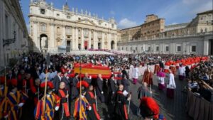 Photo of En vivo: miles de fieles despiden al papa Francisco en la Basílica de San Pedro
