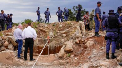 Photo of 260 trabajadores quedaron atrapados bajo tierra tras el derrumbe de una mina en Sudáfrica
