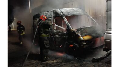 Photo of Se salvó el inmueble: utilitario incendiado en la puerta de un depósito en Córdoba