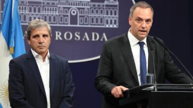 Photo of Postergan el anuncio de medidas que impulsarán el uso de dólares