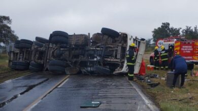 Photo of Un camión de combustibles volcó en ruta de Córdoba y el conductor falleció en el accidente