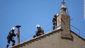 Photo of El Vaticano ya instaló la chimenea en la Capilla Sixtina para el cónclave