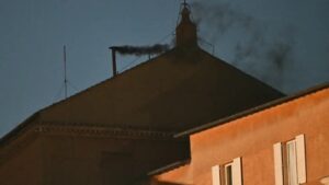 Photo of Fumata negra en el Vaticano: no hubo acuerdo para elegir al nuevo Papa