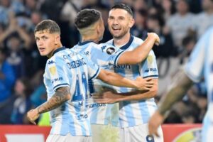 Photo of Racing aplastó a Colo Colo y se clasificó a los octavos de la Libertadores