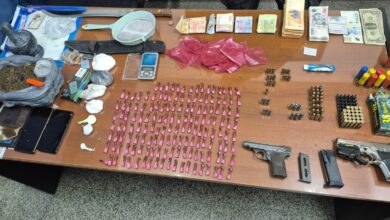 Photo of Operativo en Córdoba: Hombre y dos mujeres arrestados con armas y más de 100 dosis de cocaína