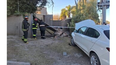 Photo of Acompañada de su hija de 2 años, perdió el control del auto y chocó contra una casa