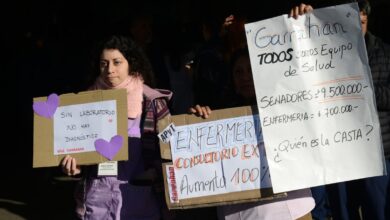 Photo of Médicos del hospital Garrahan marchan hacia Plaza de Mayo por salarios