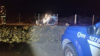 Photo of Espectacular vuelco con tres jóvenes heridos en un camino rural de Córdoba