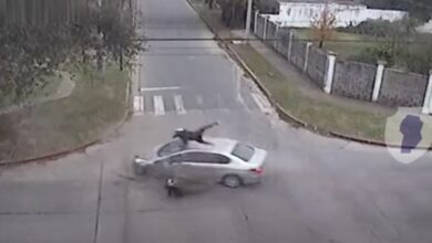 Photo of Video impactante: motociclista se salva de milagro tras chocar contra un auto en Córdoba