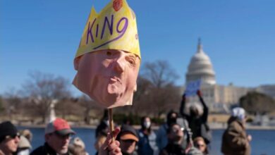 Photo of Miles de personas marchan contra Trump en todo el país bajo el lema «No a los Reyes»