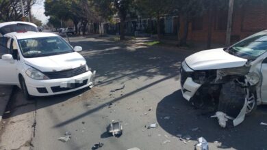 Photo of Manejaba un auto buscado por la justicia, huyó de un control y terminó chocando a otro vehículo