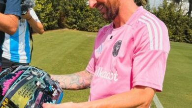 Photo of Un «Cruce de GOAT’s»: Franco Colapinto le obsequió su casco de Fórmula 2 a Lionel Messi con una dedicatoria especial