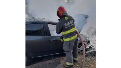 Photo of La importancia del matafuegos en el vehículo: medio auto quemado en la avenida