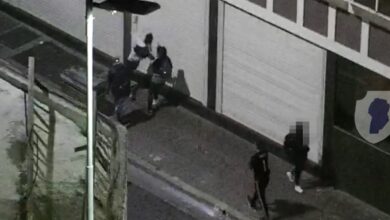 Photo of Pelea callejera grupal: tres mujeres y dos hombres, a los golpes en pleno centro