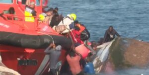 Photo of Tragedia en España: volcó una embarcación de migrantes y murieron al menos siete mujeres y niñas