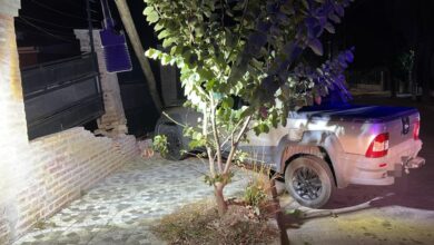Photo of Perdió el control de su auto y chocó contra un poste y una casa en Córdoba