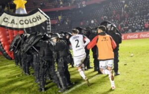 Photo of Cuál sería la sanción que recibiría Colón por los disturbios en el Brigadier López