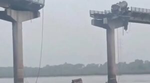 Photo of Tragedia en India: se derrumbó un puente y murieron nueve personas