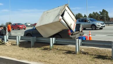 Photo of Volcó una camioneta en Circunvalación: el conductor salió ileso