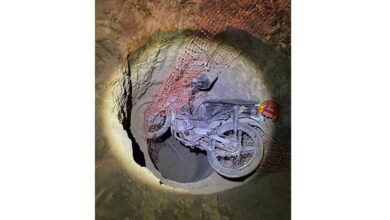 Photo of Córdoba: un pozo gigante en la calzada se «tragó» una moto, con conductor y todo