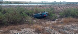 Photo of VUELCO EN AUTOPISTA 19: DOS PERSONAS RESULTARON ILESAS