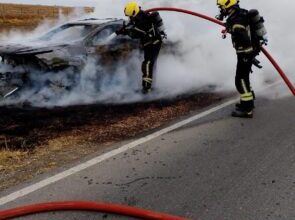 Photo of INCENDIO DE CAMIONETA EN RUTA 3: DAÑOS TOTALES, PERO SIN HERIDOS