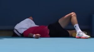 Photo of Susto en el tenis: un tenista se desplomó y tuvo que abandonar el partido