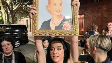 Photo of Regreso de Katy Perry: fans enloquecieron cuando levantó un retrato de Evita en Puerto Madero