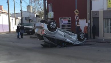 Photo of Choque múltiple en Córdoba: uno de los vehículos volcó en barrio Villa Páez