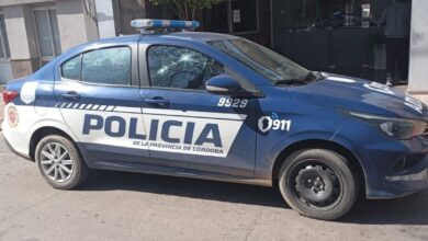 Photo of Tensión en Córdoba: un hombre se encadenó a un poste