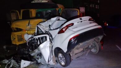Photo of Dos jóvenes fallecieron en el interior de Córdoba al chocar su auto contra un camión