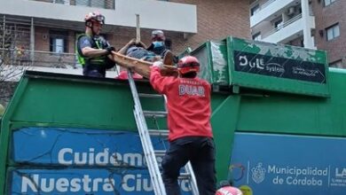 Photo of Rescate en Córdoba: salvan a un hombre atrapado en un camión recolector de basura