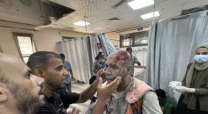 Photo of Israel atacó un hospital de Gaza y mató al menos a 19 personas, incluidos periodistas