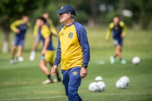 Photo of Ariel Holan define el equipo para enfrentar a Talleres: hay tres para dos puestos