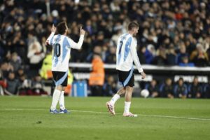 Photo of Con un doblete de Messi en su despedida, Argentina goleó por 3-0 a Venezuela