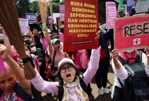 Photo of Represión en Indonesia: la llamativa protesta de mujeres con escobas en Yakarta