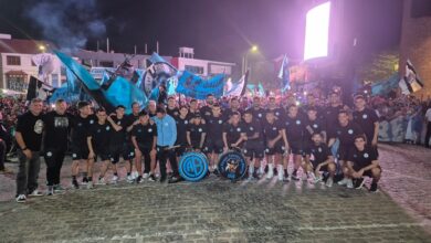 Photo of Una multitud de hinchas de Belgrano acompañó al plantel en la previa del clásico cordobés