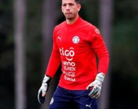Photo of Juan Espínola juega esta noche con la Selección de Paraguay y en Newell’s esperan por su regreso