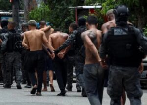 Photo of Casi cien muertos por enfrentamientos entre la policía y narcotraficantes en Brasil