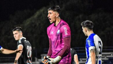 Photo of Un arquero argentino convirtió un gol histórico de arco a arco en Uruguay