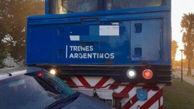 Photo of Un tren de cargas arrolló a un auto por más de 150 metros en Malvinas Argentinas