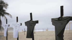 Photo of Cruces en Copacabana: homenaje a los policías muertos tras el megaoperativo en Río de Janeiro