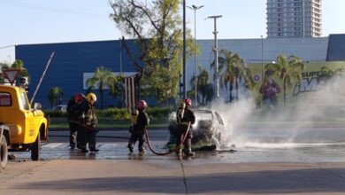 Photo of Un auto se incendió en Córdoba: bomberos sofocaron las llamas