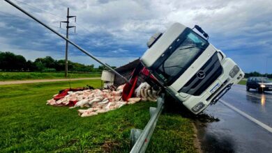 Photo of Córdoba: un camión quedó varado por hundimiento de calzada en la Variante Juárez Celman