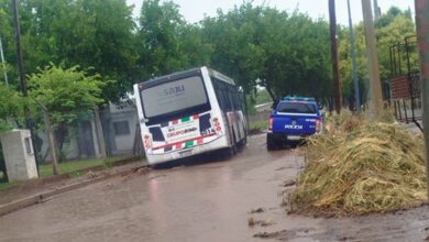 Photo of Calles inundadas en Córdoba: un móvil de la Policía quedó atrapado entre el barro
