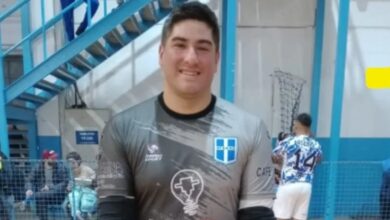 Photo of Volvía de jugar al fútbol, le dispararon 16 veces en las piernas y pelea por su vida